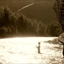 흐르는 강물을 바라 이미지