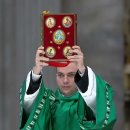 교황 “모든 이를 섬기는 교회를 꿈꿉시다. 가장 취약한 이들을 착취하는 것은 중죄입니다” 이미지