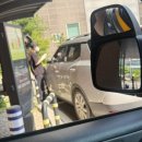 스벅 드라이브스루에 주차해놓고 밥 먹으러 간 아줌마 이미지