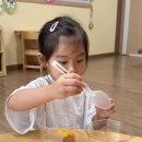 곰젤리를 숟가락으로 옮겨담아요. 이미지