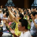 찬양의 즐거움에 빠져, 전문사역자들 찬양,말씀,기도 균형있는 예배 강조 이미지