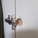 연제구 거제센트럴자이어린이집 | 부산 연제구 거제 센트럴자이 아파트 붙박이장 경첩 수리 | 문 흔들림 해결