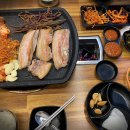 돌판에 누운 오겹살 이미지