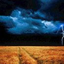 폭풍우가 몰아치는 이미지