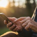 스마트폰으로 연결되는 디지털 세상 이미지