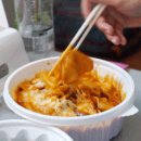 떡볶이 퍼주는 판다 이미지