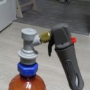 나사선이 있는 케그 차져와 나사선이 없는 탄산카트리지의 만남 이미지