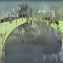 험란한 물 위에서 모스타르 다리(올드 브리지)의 몰락과 상승 이미지