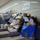 서울역 지하철 통로 박스로 너절한 노숙자기거 시민들 눈살을 찌뿌리게 해 관계자 여러분 해결 해주세요 이미지