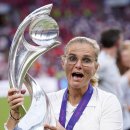 UEFA 여자 유로 2022에서 우승한 후 라이오네스가 트라팔가 광장에서 팬들과 승리 파티 이미지