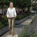 Gwyneth Paltrow poses in the B&Q Garden during media day at the Chelsea Flower Show 2011 (may 23) 이미지