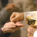 영성체(領聖體 · Communion)는 무엇이며, 어떻게 성체를 받아 모셔야 하는가? 이미지