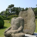 배면불이 새겨진 광배와 석불좌상 (경북대학교 야외전시장) 이미지