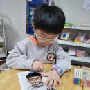 [1월 5주] OHP필름 자화상 그리기💙, 모래놀이🤗, 운동심리🤸, 학사모를 쓴 내 모습 그리기🎓, 동극🩷 이미지