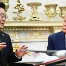 李대통령 방명록 서명 '만년필' 탐낸 트럼프 "가져갈 겁니까?"﻿ 이미지