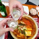 엄마의 김치찌개 밥상 이미지