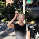 커피로 더위 식히는 중"…초아, 상하이서 포착된 뜻밖의 근황 이국적인 풍경 이미지