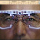 눈애 미소 안경 이미지