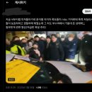 윤석열 지지자 폭도들이 mbc 기자한테 폭력 저질러서 경찰이 보호하려고 경찰차에 태웠는데 차도 부수려해서 기동대 뜬 상태래긔 이미지