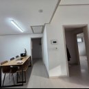 숲속의 하얀집 이미지