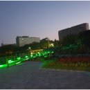 인공폭포 앞 이미지