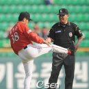 [한국프로야구 난투사] (39) 김성근-김경문 감독의 '발차기 흉내 내기' 항의 소동 이미지