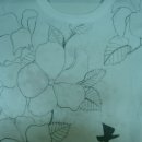무채색의 꽃무늬 티셔츠 핸드페인팅 이미지
