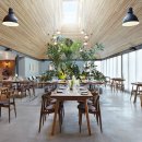 레스토랑 과 요리학교 Softroom converts thatched-roof pub into contemporary restaurant and cookery school 이미지