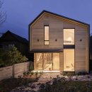 주택 담장 앞 이미지