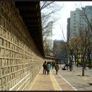 친구와 돌담길 이미지