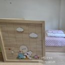 공간 분리와 수납을 동시에! 보건실 침대 가림 파티션 겸 수납형 벤치 의자 (충남 예산유치원 보건실 파티션 겸 수납형의자) 이미지