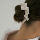 크림 / 라렌 레이스 슬리브스 탑 핑크 / 카프리 팬츠 샌드 베이지 / 이십삼점오 타이 로퍼 크랙 화이트]