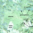 ﻿광물학 5: 광학 광물학 5.4: 석유 현미경 5.4.2: 평면(PP) 편광 및 교차 편광(XP) 조명 이미지