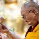 지금 달라이 라마 성하님의 마하칼라 후속허가 전승이 진행되고 있습니다. 이미지