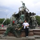 자전거 조각상 앞 이미지