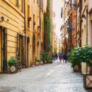 An alleyway scene in Europe. 이미지