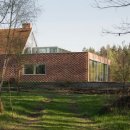 숲속빨간벽돌집 이미지