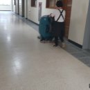 학교 바닥,복도,강당을 청소하는 학교바닥청소기 295만원 이미지