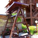 강가에 하얀집 펜션 이미지