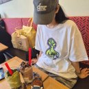 주품디자인 | 박지훈 대만 REFLECT 퇴근길 착장｜후드후드 외계인 티셔츠, 버뮤다팬츠 내돈내산 후기