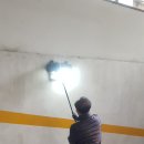 주차장 입구~지하5층 램프 -- 전등 먼지제거 작업 실시 이미지