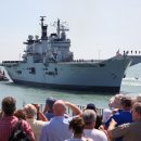 포츠머스항에 입항중인 HMS Illustrious (R06) 이미지