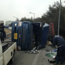 실시간..오창ic 하행 분기점 트레일러 전복사고 이미지