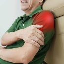 오른팔 통증의 가능한 원인 11가지