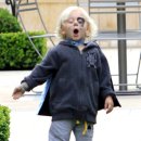 망토 두른 강아지 이미지