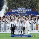 트럼프 트로피 올릴때 어떻게든 같이 끼려하는거랑 과거에 정몽규랑 허정무 사진보고 이미지