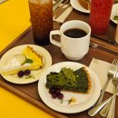 졸리 파이 | 아기자기 감성 신촌 디저트 카페 파이홀 방문기(feat. 메뉴, 포장)