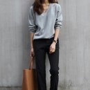 내일 중요한 자리인데 니트 색 골라줄 새럼 이미지