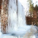 인공폭포 앞 이미지