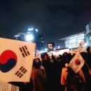 ﻿광화문 앞 촛불보다 강력한 서울역 광장 기도하는 용사들의 불 -기도하는 모습의 사진들과 알리는 글 이미지